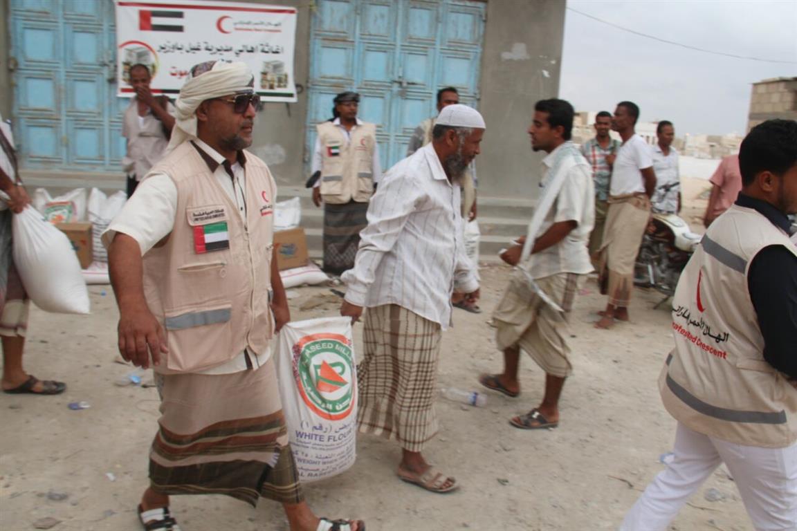 الهلال الأحمر الاماراتي يغيث أهالي مديرية غيل باوزير اليمنية بمواد غذائية عاجلة