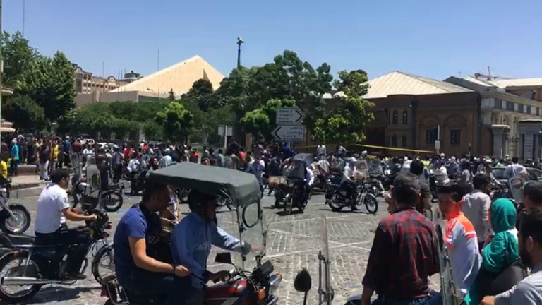 مقتل وإصابة 11 في هجومين استهدفا البرلمان الإيراني