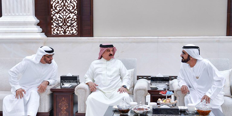 حاكم دبي و ولي عهد ابو ظبي يستقبلان ملك البحرين