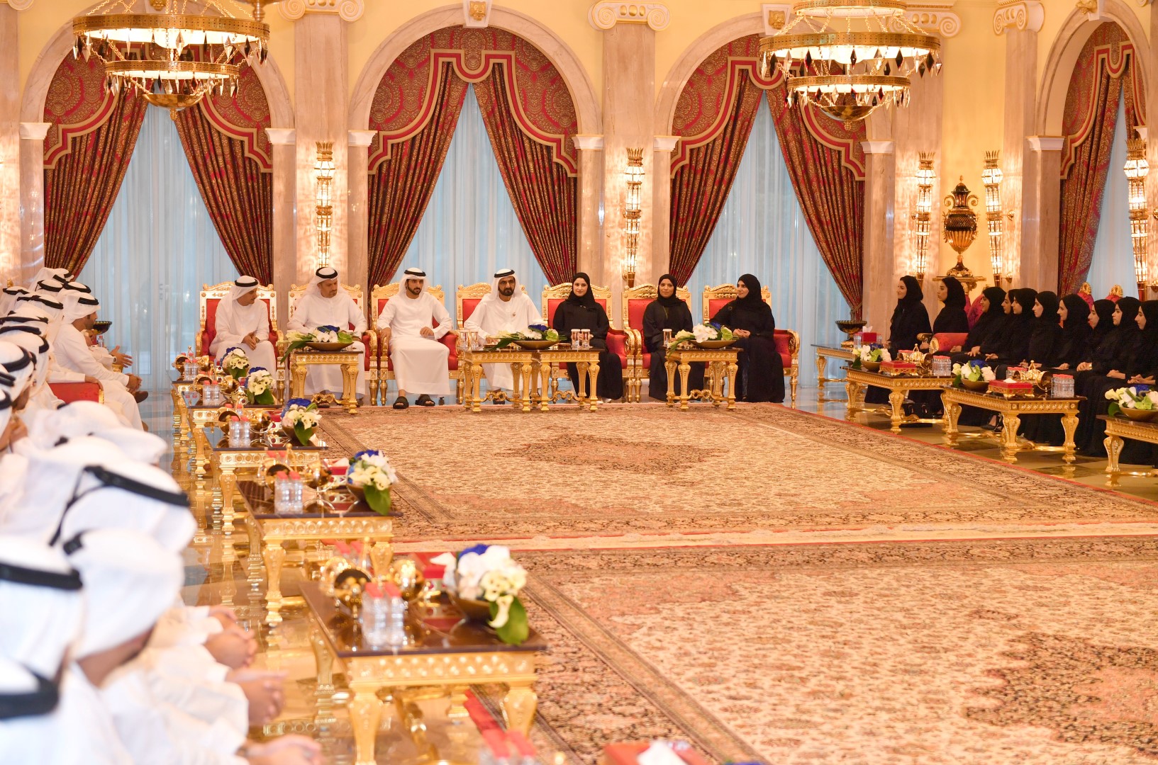 محمد بن راشد يلتقي أعضاء مجلس علماء الإمارات والمجمع العلمي الإماراتي