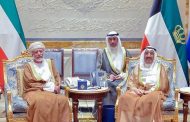 أمير الكويت يستقبل وزير خارجية عمان