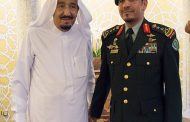 خادم الحرمين الشريفين يقلد رئيس الحرس الملكي   رتبته الجديدة