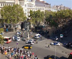 شاحنة تدهس عشرات الأشخاص وسط مدينة برشلونة الإسبانية وانباء عن وقوع إصابات