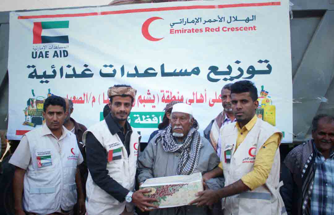 الهلال الأحمر الإماراتي  يسير 6 قوافل اغاثية لمدينة يشبم اليمنية