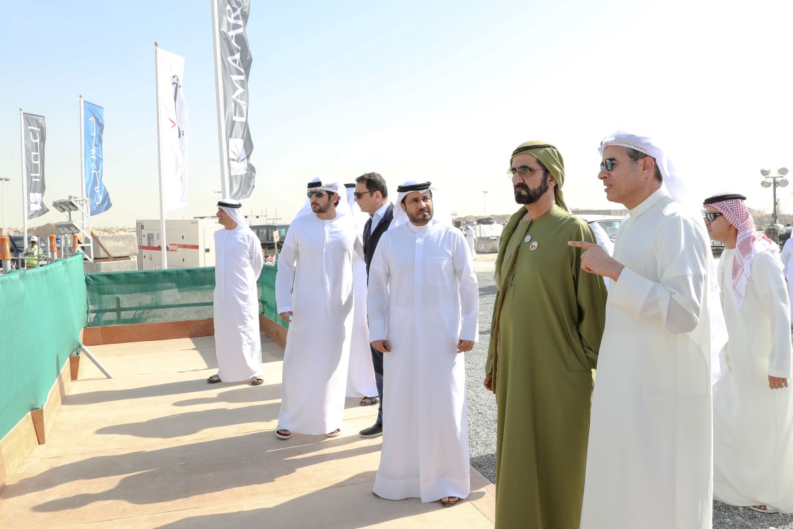 محمد بن راشد يتفقد مشروع برج خور دبي العالمي