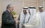 حاكم الشارقة يلتقي وفد المنظمة الدولية للفن الشعبي