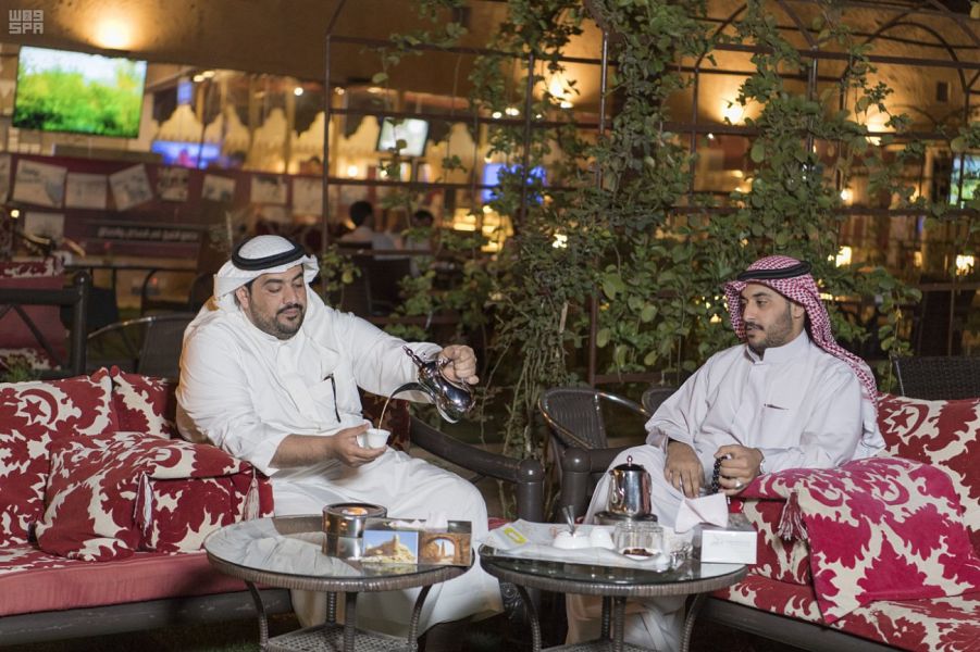 الحنين للماضي يرفع معدل زوار المقاهي التراثية بالجوف السعوديه