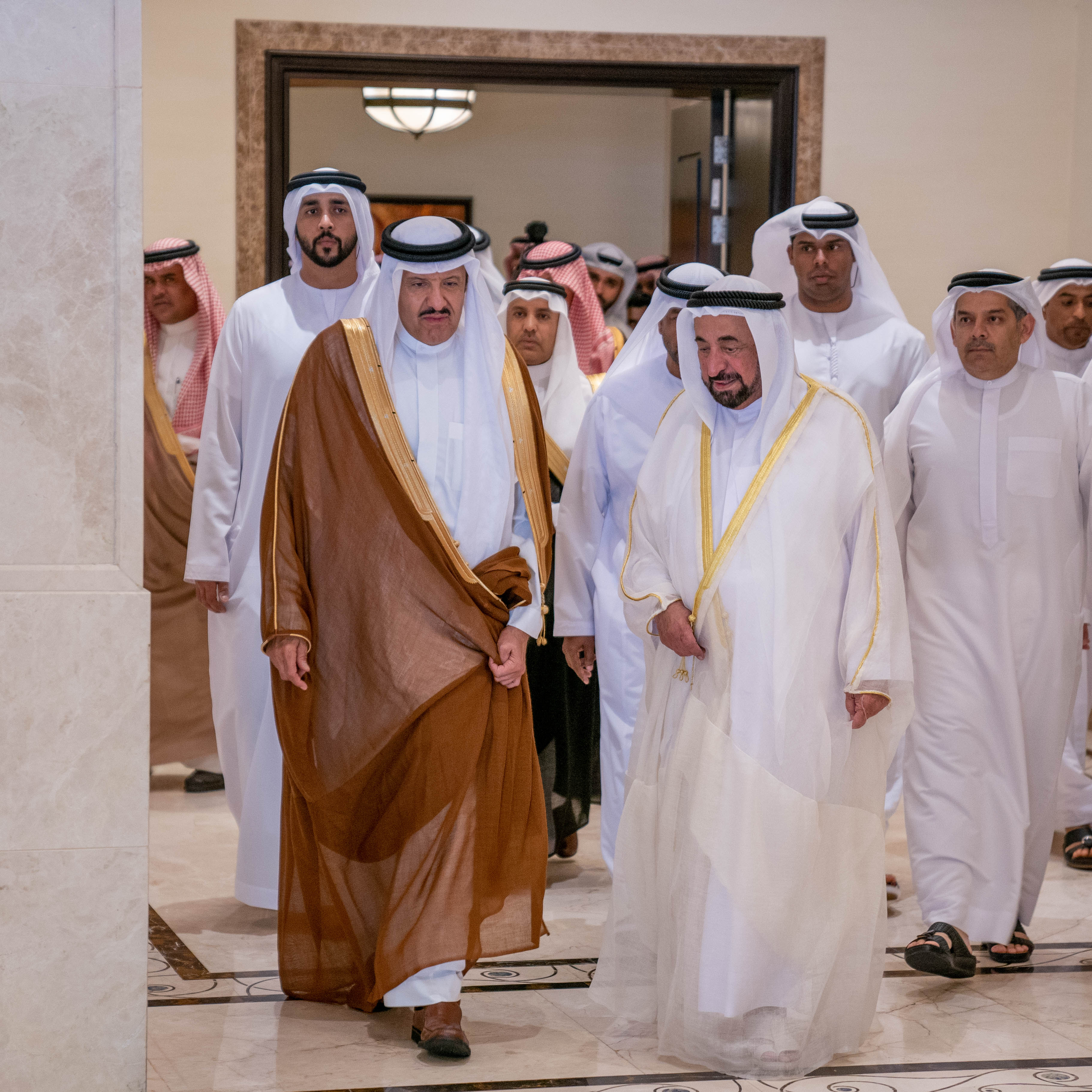 حاكم الشارقة يستقبل سلطان بن سلمان بن عبدالعزيز ويفتتحان معرض صدى القوافل