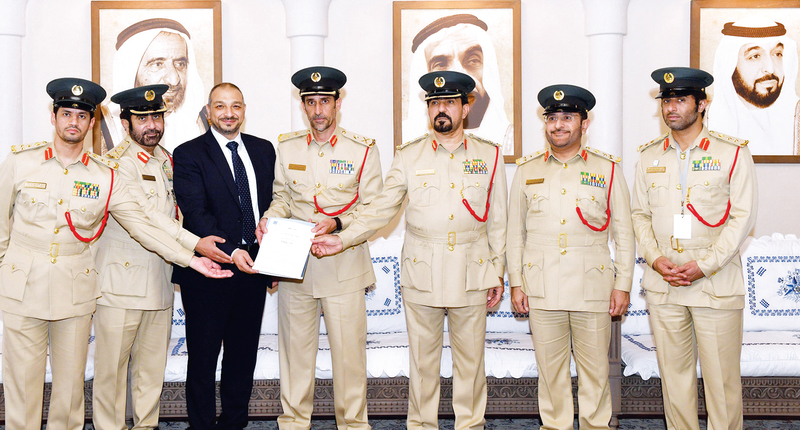 شرطة دبي تنال شهادة المواصفة القياسية الإماراتية للسعادة والإيجابية الوظيفية