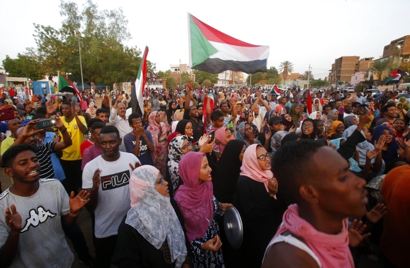 رحبت بتشكيل مجلس سيادي يقود إلى انتقال سياسي مبشّر الإمارات: نقف مع السودان في العُسر واليسر