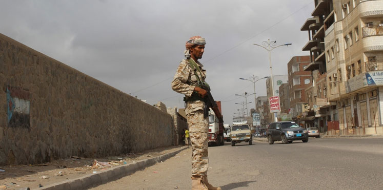 عشرات القتلى والجرحى في هجومين للحوثيين على مراكز أمنية في عدن