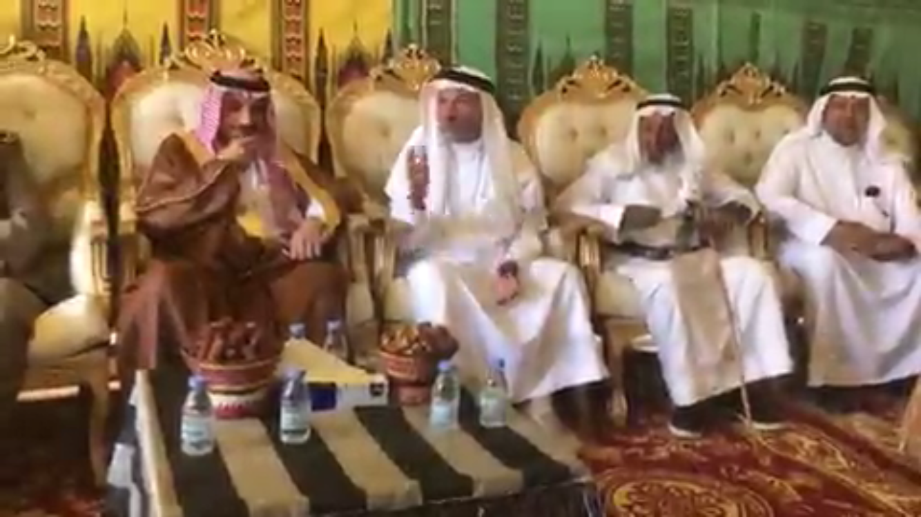 أمير نجران  يعزي الشيخ  عوض ال قريعة في وفاة شقيقة