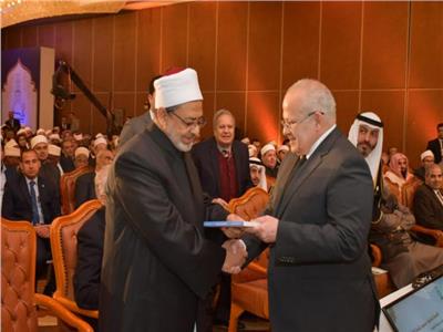 سجال  بين شيخ الأزهر ورئيس جامعة القاهرة في مؤتمر تجديد الخطاب الديني