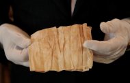 جورب وقطعة قماش ملطخة بدم نابليون في مزاد بمناسبة مرور 200 عام على وفاته