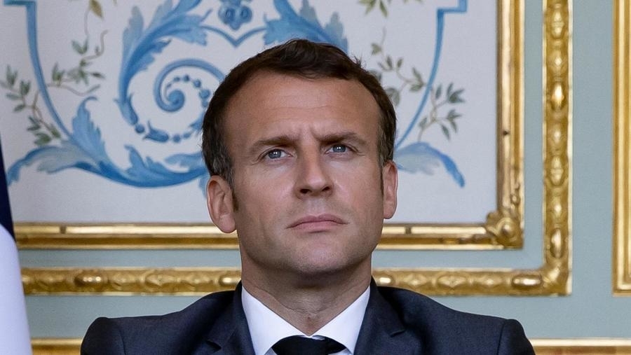 الطبقة السياسية الفرنسية برمتها تتعاطف مع رئيس البلاد بعد أن صفعه مواطن