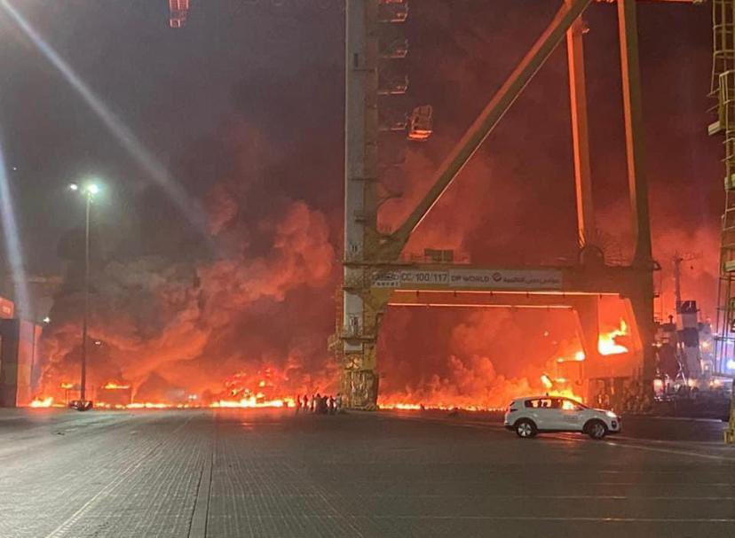 حكومة دبى: حريق ناجم عن انفجار حاوية على متن سفينة بميناء جبل علي