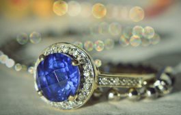 بيع ياقوتة كشميرية زرقاء نفيسة مثبتة على خاتم من الذهب والبلاتين بـ2.1 مليون يورو