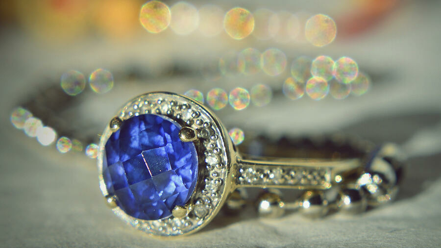 بيع ياقوتة كشميرية زرقاء نفيسة مثبتة على خاتم من الذهب والبلاتين بـ2.1 مليون يورو